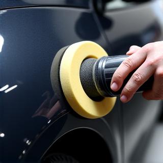 ポリッシャーでボディを研磨する手元